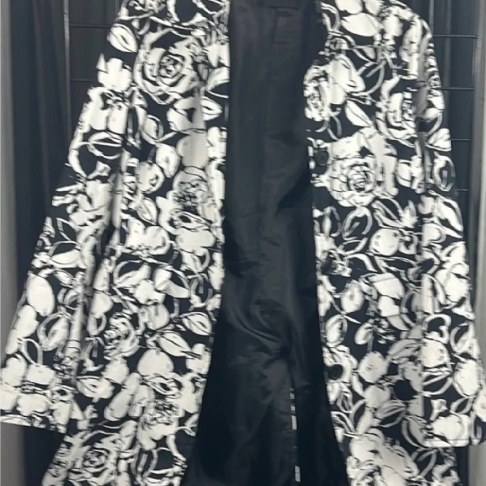 Liz Claiborne Monochrome Floral Jacket - Picture 5 of 7